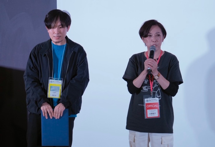 授賞式の様子(左:橋本麦 氏、右:チーフディレクター小野朋子)
